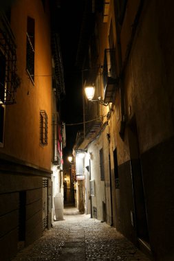 Toledo, İspanya - 6 Ekim 2022 İspanya 'nın eski Toledo kentindeki tarihi evlerin dar sokakları ve cepheleri