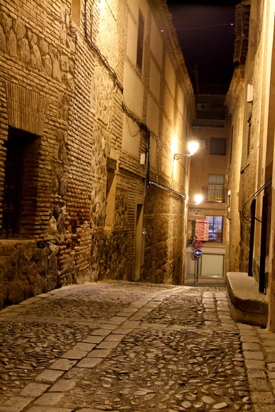2022年10月6日スペイン トレド スペイン トレドの旧市街で夜の狭い通りと歴史的家屋のファサード — ストック写真