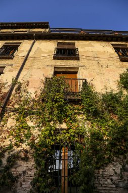 Dar sokaklar ve eski cepheler Eski Toledo Kasabası 'nda