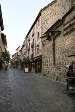 Toledo, İspanya - 6 Ekim 2022 İspanya 'nın eski Toledo kentindeki dar sokaklar ve tarihi evlerin cepheleri