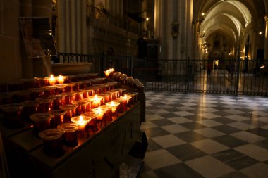 Toledo, İspanya - 6 Ekim 2022: Toledo 'lu Aziz Mary Katedrali (Toledo Katedrali))