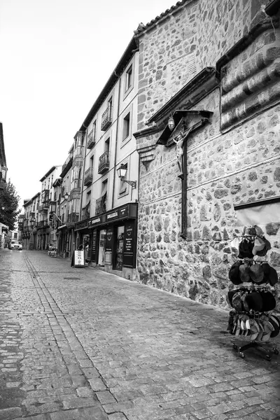 2022年10月6日スペイン トレド旧市街の狭い通りと歴史的家屋のファサード — ストック写真