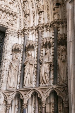 Toledo, İspanya - 6 Ekim 2022 Toledo Katedrali 'nin kapısına taş heykeller oyulmuş.