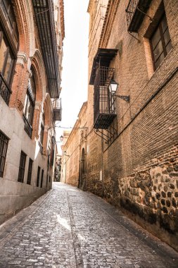 Toledo, İspanya - 6 Ekim 2022: Eski Toledo kasabasında dar sokaklar ve tarihi cepheler