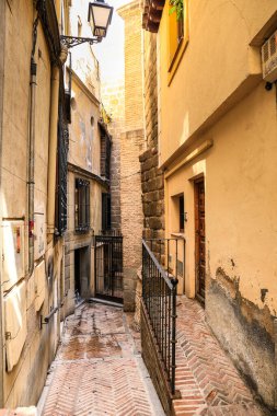 Toledo, İspanya - 6 Ekim 2022: Eski Toledo kasabasında dar sokaklar ve tarihi cepheler