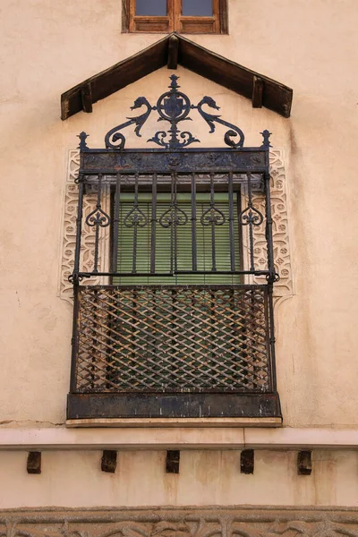 Όμορφη Σφυρήλατη Μεταλλική Σχάρα Στο Παράθυρο Του Τολέδο — Φωτογραφία Αρχείου