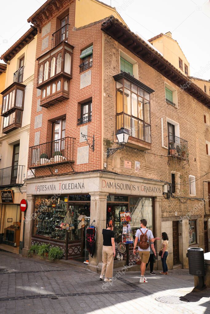 Toledo, España- 6 de octubre de 2022: Edificios históricos de piedra y  antiguas tiendas de souvenirs en el casco antiguo de Toledo 2023
