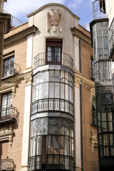 西班牙托莱多老城狭窄的街道和历史性房屋的门面 — 图库照片