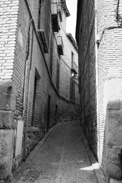 狭い通りとスペインのトレドの古い町の歴史的な家のファサード — ストック写真