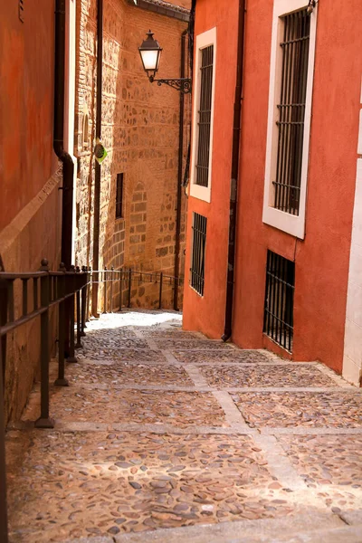 Keskeny Utcák Homlokzatok Történelmi Házak Régi Város Toledo Spanyolország — Stock Fotó