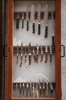 Toledo, Castilla la la Mancha, İspanya - 6 Ekim 2022: Eski Toledo kasabasında geleneksel bıçaklar sergisi