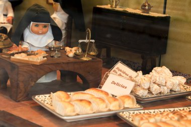 Toledo, İspanya - 6 Ekim 2022: Pastane vitrininde rahibeler tarafından yapılan farklı lezzetli kekler, reçeller ve kurabiyeler