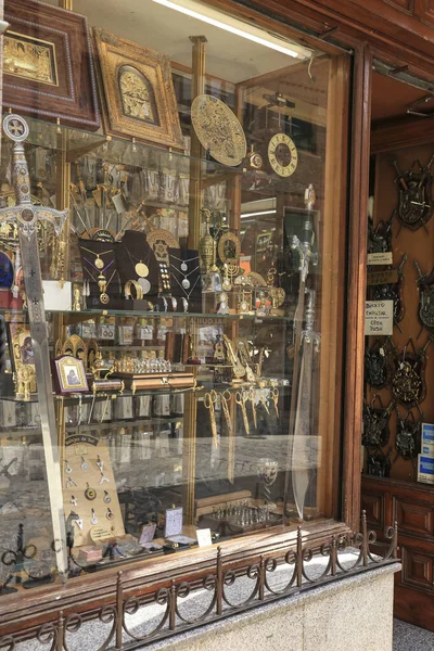 Toledo Castilla Mancha Spain October 2022 Damascene Jewelry Store Showcase — Stock Photo, Image
