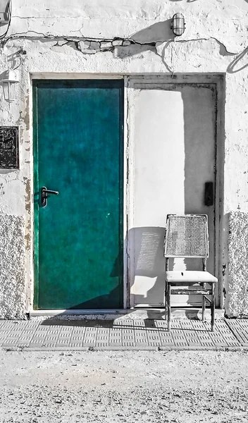 Fachada Típica Andaluz Caiado Com Porta Pintada Verde Cadeira Branca — Fotografia de Stock