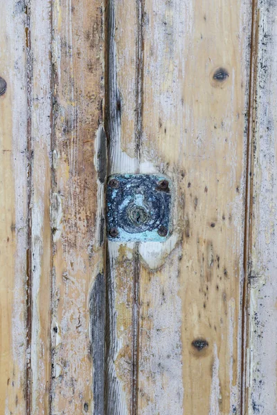 錆びたデッドボルト付きの古い茶色の木製のドア — ストック写真