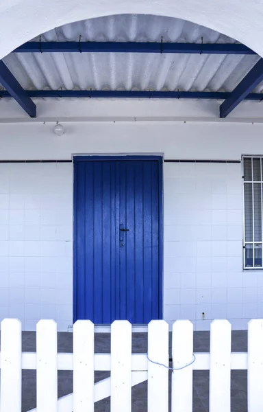 Побілений Фасад Синіми Пофарбованими Дверима Білим Дерев Яним Парканом — стокове фото