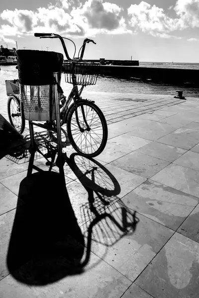 スペインのムルシア州カボ パロス2023年4月18日 パロスのドックで海によるヴィンテージ自転車 — ストック写真