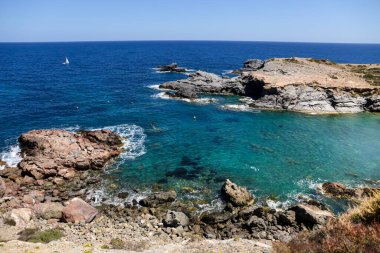 Cabo de Palos deniz fenerinden Cala Fria plaj manzarası, Murcia, İspanya