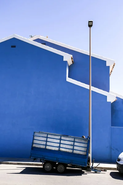カラフルな家やトレーラーの青のファサードは ランプポストに傾いている — ストック写真