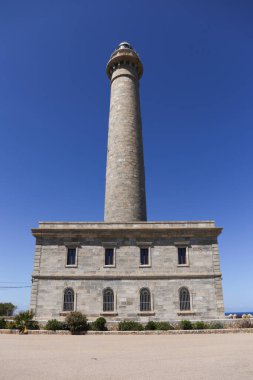 Güneşli bir bahar gününde Neoklasik Cabo de Palos deniz feneri