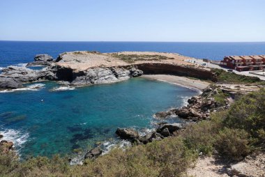 Cabo de Palos deniz fenerinden Cala Fria plaj manzarası, Murcia, İspanya