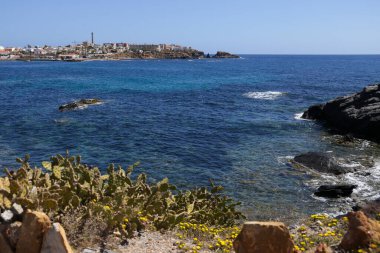 Cabo de Palos 'un koyları ve sahilleri güneşli bir bahar gününde balıkçı köyü