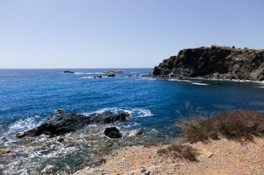 Cabo de Palos 'un koyları ve sahilleri güneşli bir bahar gününde balıkçı köyü