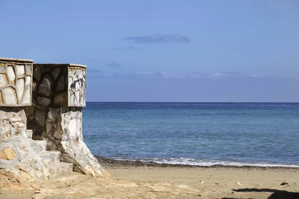 Güzel Cabo de Palos sahili ve rıhtımı (Murcia topluluğu, İspanya) güneşli bir bahar gününde