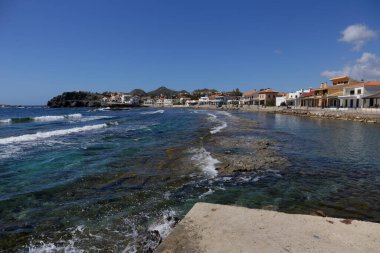 Baharın güneşli bir gününde Cabo de Palos 'un sahil ve körfezi balıkçı köyü