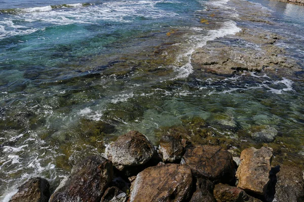 Dalgaların Arka Planı Spanya Kıyılarındaki Renkli Kayalara Çarpıyor — Stok fotoğraf