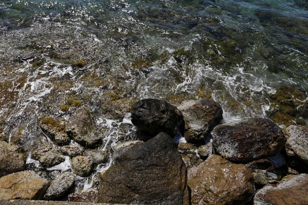 Ιστορικό Κυμάτων Συντρίβει Πολύχρωμα Βράχια Στην Ακτή Της Ισπανίας — Φωτογραφία Αρχείου