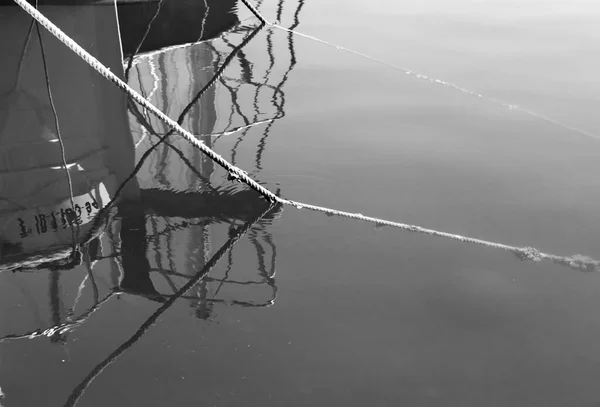 スペインのドックに係留されたボートのロープと反射 — ストック写真