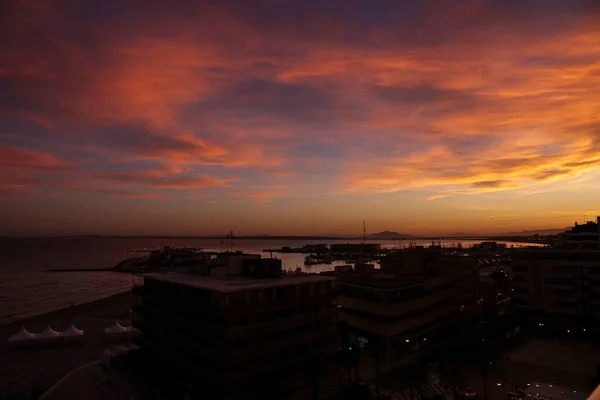 冬のスペイン アリカンテのサンタ ポラの湾による壮大でカラフルな夕日 — ストック写真