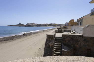 Cabo de Palos balıkçı köyündeki Levante Sahili. Arka planda deniz feneri