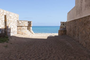 Güzel Cabo de Palos sahili ve rıhtımı (Murcia topluluğu, İspanya) güneşli bir bahar gününde