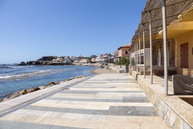 Cabo de Palos, Cartagena, Murcia cemaati, İspanya - 18 Nisan 2023: Güneşli bir günde, sahildeki renkli evlerle güzel Cabo de Palos gezinti alanı