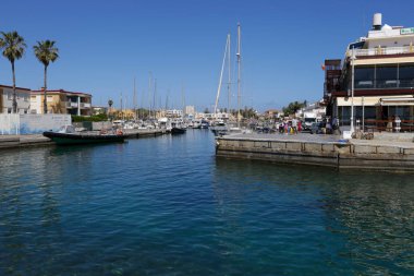 Cabo de Palos, Cartagena, Murcia topluluğu, İspanya... 16 Nisan 2023: güneşli bir bahar gününde Cabo de Palos rıhtımı ve kıyısı