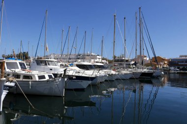 Cabo de Palos, Cartagena, Murcia topluluğu, İspanya - 16 Nisan 2023: Güneşli bir bahar gününde Cabo de Palos rıhtımında eğlence tekneleri