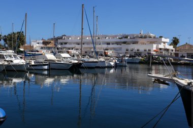 Cabo de Palos, Cartagena, Murcia topluluğu, İspanya... 16 Nisan 2023: güneşli bir bahar gününde Cabo de Palos rıhtımı ve kıyısı