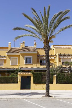 Cabo de Palos, Cartagena, Murcia cemaati, İspanya - 18 Nisan 2023: Güneşli bir günde, sahildeki renkli evlerle güzel Cabo de Palos gezinti alanı