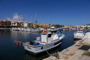 Cabo de Palos, Cartagena, Murcia topluluğu, İspanya... 16 Nisan 2023: güneşli bir bahar gününde Cabo de Palos rıhtımı ve kıyısı