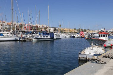 Cabo de Palos, Cartagena, Murcia topluluğu, İspanya... 16 Nisan 2023: güneşli bir bahar gününde Cabo de Palos rıhtımı ve kıyısı