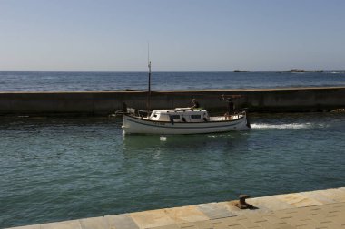 Cabo de Palos, Cartagena, Murcia topluluğu, İspanya - 16 Nisan 2023: güneşli bir bahar gününde Cabo de Palos limanından ayrılan balıkçı teknesi