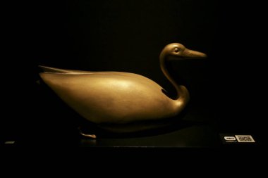 Alicante, İspanya - 14 Nisan 2023: Alicante Arkeoloji Müzesi 'ndeki Terracota Ordu sergisinde Kaz bronz heykeli