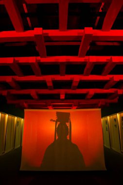 Alicante, İspanya - 14 Nisan 2023: Qin Shihuang İmparator silueti Alicante Arkeoloji Müzesi 'nde Terracota Ordusu sergisi