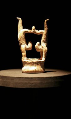 Alicante, İspanya - 14 Nisan 2023: Alicante arkeoloji müzesindeki Terracota Ordu sergisinde heykel