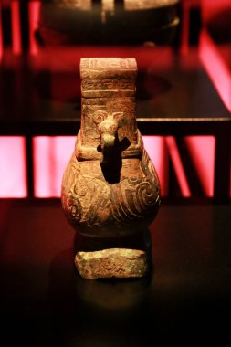 Alicante, İspanya - 14 Nisan 2023: Alicante Arkeoloji Müzesi 'ndeki Terracota Ordu sergisinde yaldızlı elementlerle dolu Hu şarap konteynırı