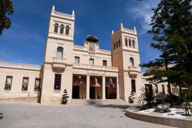 Alicante, İspanya - 14 Nisan 2023: Terracota Ordu Sergisi ile Alicante Arkeoloji Müzesi 'nin ana girişi