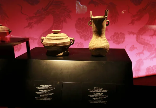2023年4月14日至14日 西班牙阿利坎特 在阿利坎特考古博物馆的德拉科塔军队展览上展示的带有颜料的陶瓷器皿 — 图库照片