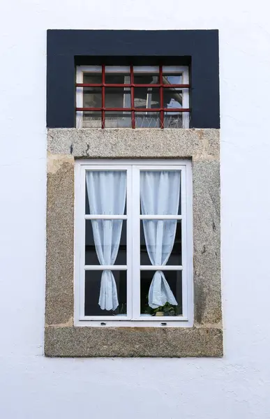 Τυπική Πορτογαλική Πρόσοψη Λευκό Ξύλινο Παράθυρο Και Κουρτίνα Ασβεστωμένη Πρόσοψη — Φωτογραφία Αρχείου